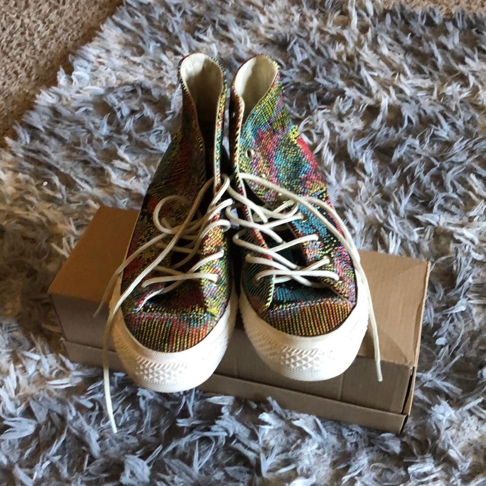 Women’s Converse high too sneakers. Size 8 multicolor.